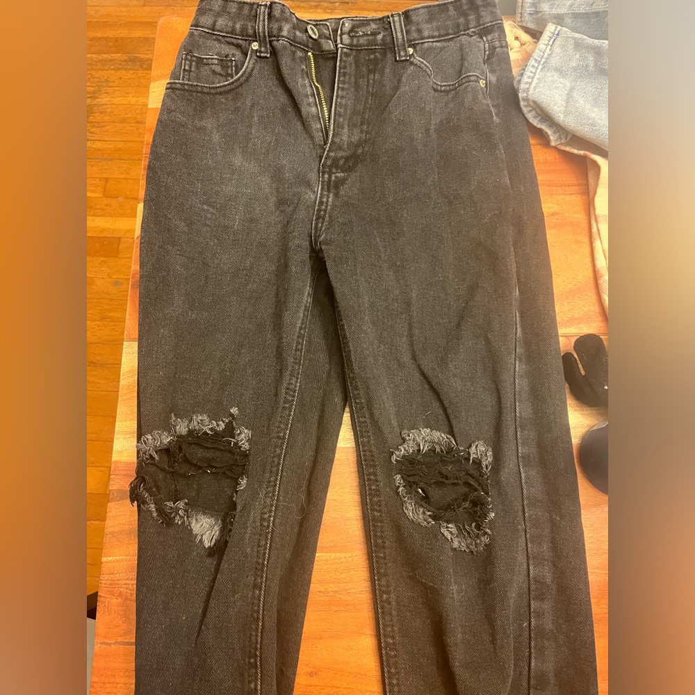Black jeans w/rips